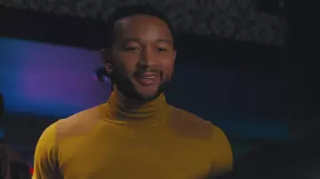 Sudadera amarilla de cuello de tortuga usada por Keith (John Legend) como se ve en La La Land