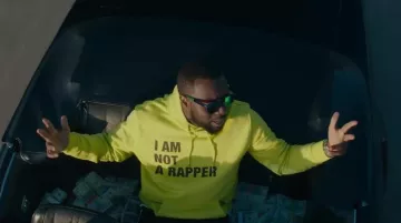 Le sweatshirt jaune à capuche "I'm not a rapper' de Gims dans son clip Miami Vice