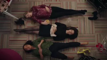 Khaite Claudia chandail porté par Jane Sloan (Katie Stevens) dans Le Gras (S02E08)