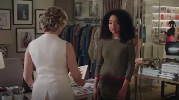 Rag & Bone Rowan Crew Pull porté par Kat Edison (Aisha Dee) dans Le Gras (S02E08)