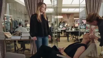 Blusa floral Ulla Johnson Sandrine usada por Sutton Brady (Meghann Fahy) en The Bold Type (S02E08)