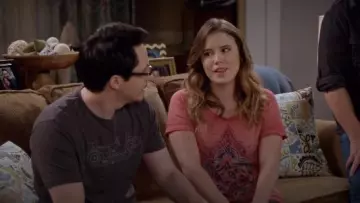Lucky Brand Geo Floral Tee worn by Kendra Gable (Taylor Spreitler) in Kevin Can Wait (S02E04)