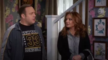 Bella Dahl Pull Top porté par Vanessa Cellucci (Leah Remini) Kevin Peut Attendre (S02E08)