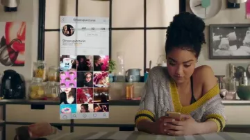 Rag & Bone Emma Cropped V Neck Sweater usado por Kat Edison (Aisha Dee) en The Bold Type (S02E07)