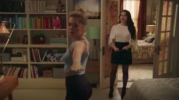 Chloé Cape Effet Jersey Et le Haut de la Laine porté par Jane Sloan (Katie Stevens) dans Le Gras (S02E07)