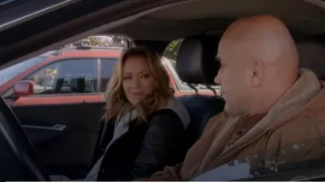 Chaqueta Camden de trapo y hueso usada por Vanessa Cellucci (Leah Remini) en Kevin Can Wait (S02E10)