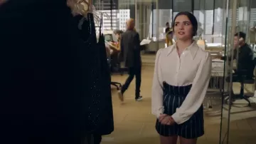 3.1 Phillip Lim Rayé Origami Short porté par Jane Sloan (Katie Stevens) dans Le Gras (S02E07)