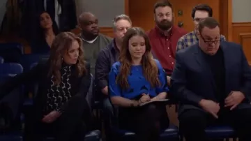 Akris Punto Smocked Punto Dot Lace Silk Blusa usada por Vanessa Cellucci (Leah Remini) en Kevin Can Wait (S02E21)