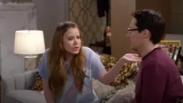 Wildfox Heavens Manchester Star Tee worn by Kendra Gable (Taylor Spreitler) in Kevin Can Wait (S02E23)