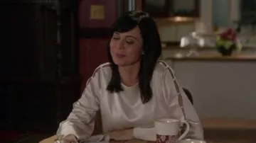 Alice + Olivia Genia Haut porté par Catherine Bell dans une Bonne Sorcière (S04E06)