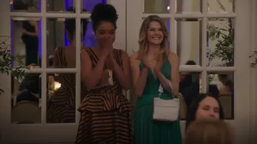 Caroline Constas Adelle Ruffle Falda Alta/Baja usada por Kat Edison (Aisha Dee) en The Bold Type (S02E06)