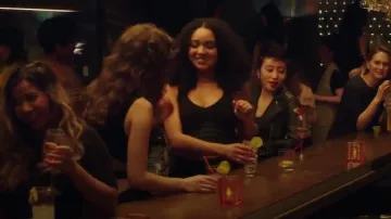 Cérémonie d'ouverture Tricot Rayé Réservoir porté par Kat Edison (Aisha Dee) dans Le Gras (S02E06)