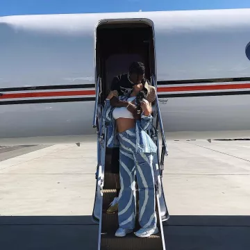 The jean jacket worn by Kylie Jenner on her account Instagram @kyliejenner