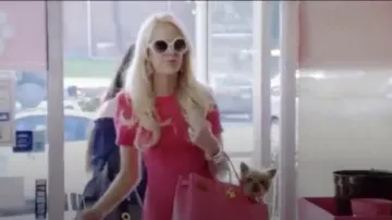 Cérémonie d'ouverture Fuchsia Flottement de la Robe portée par Kameron Westcott dans La Vraie femme de Dallas (S02E01)