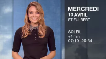 Le  T shirt col contrasté et bijoux de Gennifer Demey dans Météo (M6) du 09/04/2019