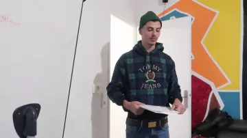Le sweatshirt motif écossais Tommy Hilfilger de PrimeTimeFut dans sa vidéo JE LES AI TOUS PRANKÉS ! #LA­VIDE 134