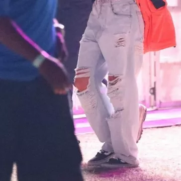 Vans Old Skool baskets noir porté par Hailey le Rhode Bieber au Coachella Festival, le 12 avril 2019