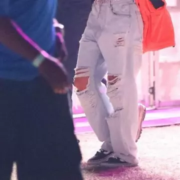 Zapatillas Vans Old Skool en negro usadas por Hailey Rhode Bieber en el Festival de Coachella 12 de abril de 2019