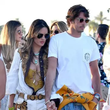 Gal Floripa Cosmos One Piece Swimsuit usado por Alessandra Ambrosio en Coachella 13 de abril de 2019