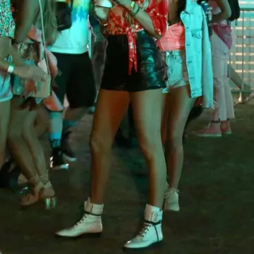 Stuart Weitzman Lexy Round Toe Leather Lace Up Boots usadas por Romee Strijd en el Festival de Coachella 12 abril, 2019