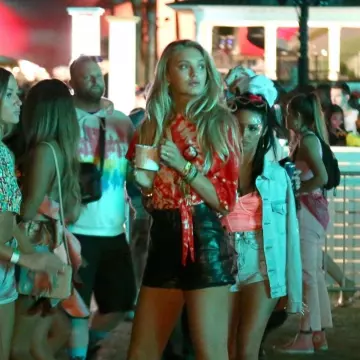 Manokhi Taylor Shorts usados por Romee Strijd en el Festival de Coachella 12 de abril de 2019