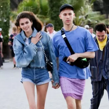 Alexander Wang Fanny Pack de cuero lavado usado por Kaia Jordan Gerber en el Festival de Coachella 12 de abril de 2019