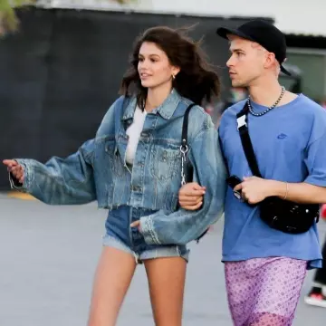 R13 Chaqueta de camionero de gran tamaño recortada usada por Kaia Jordan Gerber en el Festival de Coachella 12 de abril de 2019