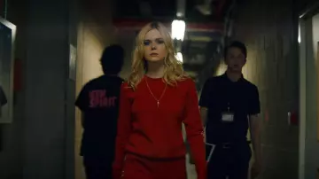 Le pull rouge à manches longues porté par Violet (Elle Fanning) dans Teen Spirit