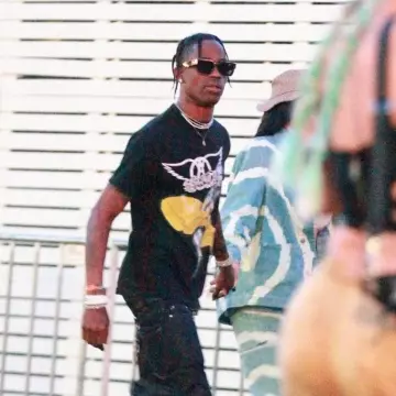 Camiseta de Aerosmith 2001 Just Push Play Tour usada por Travis Scott en el Festival de Coachella 13 de abril de 2019