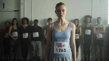 Le débardeur bleu ciel porté par Violet (Elle Fanning) dans Teen Spirit