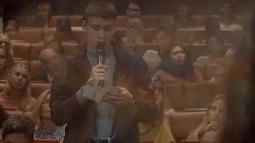 La veste à fermeture zippée Stone Island portée par Sebastian (Felix Sandman) dans Quicksand - Rien de plus grand (S01E03)