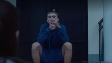 Le sweat à capuche en velours bleu Blood Brother porté par Sebastian (Felix Sandman) dans Quicksand - Rien de plus grand (S01E03)