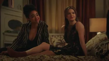 Halston Heritage Kate Ruched Stretch Lamé Halterneck Bodysuit usado por Kat Edison (Aisha Dee) en The Bold Type (S02E04)