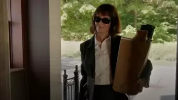 Tom Ford Belted Leather Peplum Wrap Jacket usado por Lenny Cohen (Uma Thurman) en Impostores (S02E07)