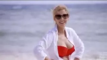 Agente Provocadora Montana Bikini en Rojo usado por ella misma (Stephanie Hollman) en The Real Housewives of Dallas (S02E09)