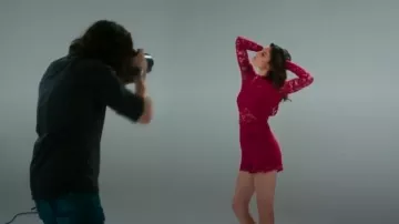 Les Gens libres Rouge Dixie Dentelle Catsuit en rouge sangria porté par Kensi Blye (Daniela Ruah) dans NCIS: Los Angeles (S07E09)