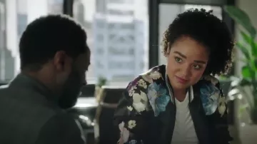 3.1 Phillip Lim Floral Blouson porté par Kat Edison (Aisha Dee) dans Le Gras (S02E02)