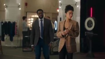 Dries Van Noten Chaqueta de cheques de un solo pecho usada por Kat Edison (Aisha Dee) en The Bold Type (S02E02)