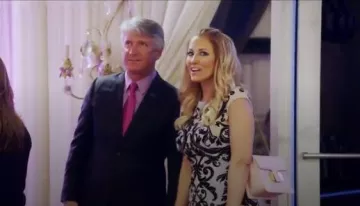 Alexander McQueen Cap-Sleeve Spine Lace Jacquard Vestido usado por ella misma (Stephanie Hollman) en The Real Housewives of Dallas (S02E12)