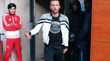 Le t-shirt imprimé tête de tigre de Hayce Lemsi dans son clip Jean Reno