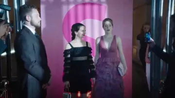Alexis Brandi Off the Shoulder Tiered Ruffled Mini Vestido usado por Jane Sloan (Katie Stevens) en The Bold Type (S02E01)