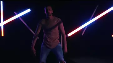 Le sweatshirt en daim de Hayce Lemsi dans son clip Jean Reno