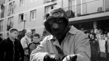 La veste bleue avec lunettes intégrées de Kekra dans son clip Vréalité feat. Niska