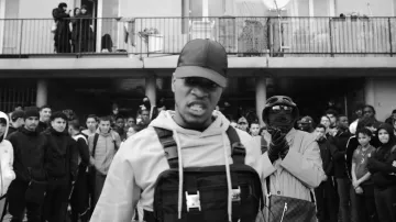 La sacoche à damier Louis Vuitton de Kekra dans son clip Vréalité feat. Niska