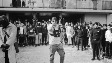 La pantalon cargo kaki de Niska dans dans le clip Vréalité de Kekra