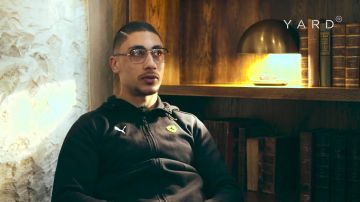 El chándal Puma x Ferrari de Maes en su entrevista "En la cárcel, no pensé en la música" para Yard TV