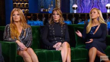 Mini vestido con cordones de cuello alto de Balmain usado por ella misma (Cary Deuber) en The Real Housewives of Dallas (S02E13)
