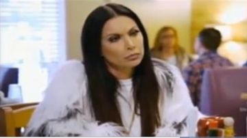 Sudadera de Zara con mangas contrastantes usada por ella misma (LeeAnne Locken) en The Real Housewives of Dallas (S03E01)