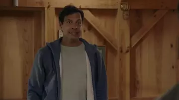 Le sweat à capuche bleu porté par Antoine (Laurent Lafitte) dans Nous finirons ensemble