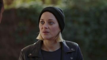 La chaqueta de cuero negro que lleva Marie (Marion Cotillard) en We Will Finish Together